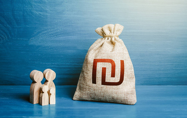 Family figurines and israeli shekel money bag. Family budget. Income, expenses. Refugees crisis. Favorable conditions for population growth. Demography. Investment in human capital. - Fotoğraf, Görsel