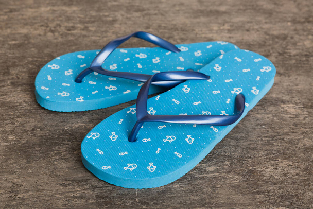 Beach accessories. Flip flops and starfish on colored background. Top view Mock up with copy space. - Foto, Imagem