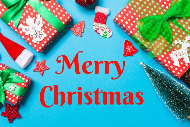 Boldog karácsonyi SMS-t. Top kilátás karácsonyi dekorációk kék háttér. Újévi ünnepi koncepció másolási hellyel. - Fotó, kép