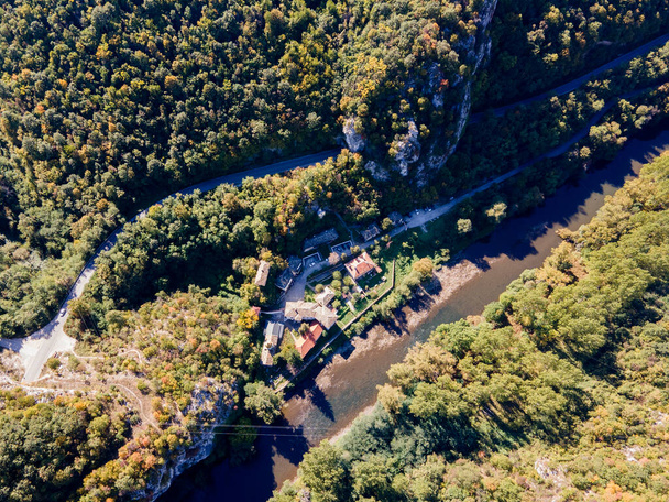 Aerial view of Iskar River Gorge near town of Lyutibrod, Vratsa region, Balkan Mountains, Bulgaria - Foto, Imagem