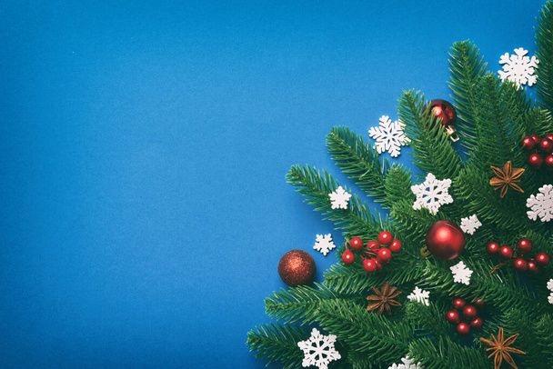 Noel arkaplanı, köknar dalları ve Noel süslemeleri. Üst görünüm, metin için boşluk kopyala. - Fotoğraf, Görsel