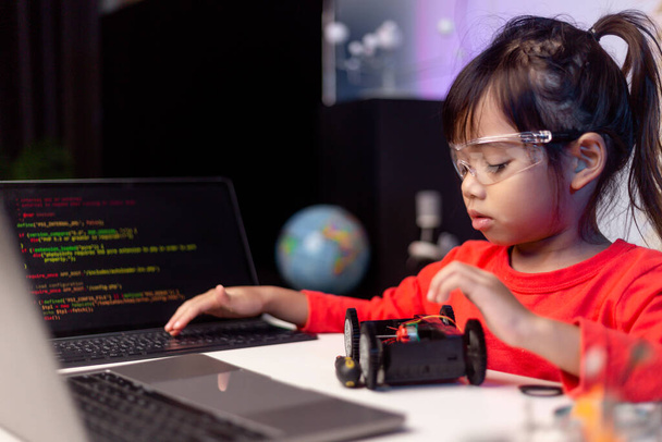 Азійські студенти вчаться вдома в кодуванні роботів-машин і електронних нарад кабелів в STEM, STEAM, математичного інженерного наукового коду комп'ютерного коду в робототехніці для дітей концепції. - Фото, зображення