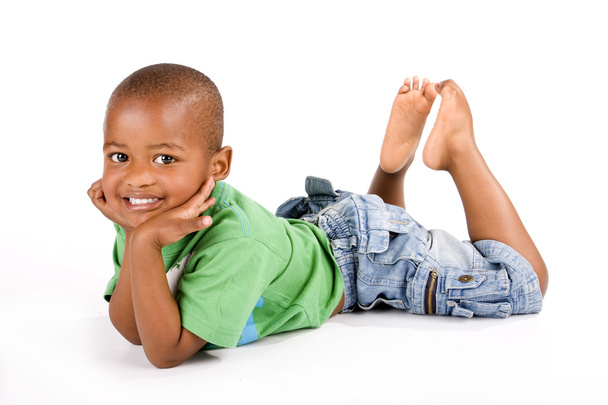 entzückender 3-jähriger schwarzer oder afrikanisch-amerikanischer Junge mit einem großen Lächeln - Foto, Bild