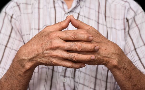 Hand van Zuidoost-Aziatische oudere man. Concept van reumatoïde artritis, artrose, of gewrichtspijn. - Foto, afbeelding