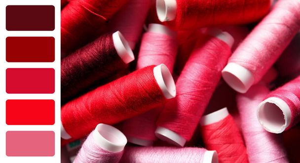 Montón de hilos de coser rosados y rojos, primer plano. Diferentes patrones de color - Foto, Imagen