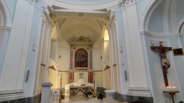 Ischia, Kampánie, Itálie - 13. května 2022: Interiérový přehled kostela Santa Maria delle Grazie z 18. století a duší očistce nebo San Pietro v Corso Vittoria Colonna - Záběry, video