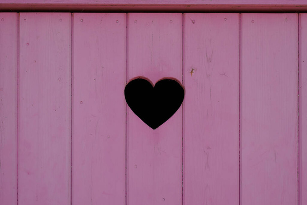 corazón signo de pared de madera rosa cerca textura para el fondo madera tablones fachada - Foto, imagen