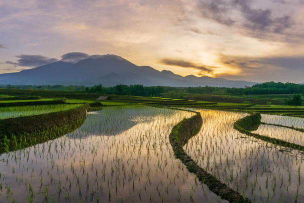 la vista del riflesso del sole mattutino che splende sulla zona montana e sulle terrazze di riso - Foto, immagini