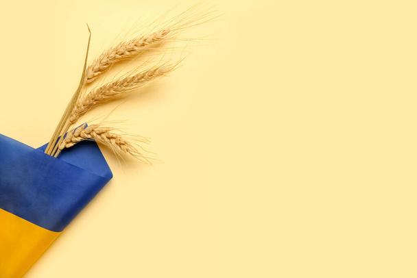 Kolce pszenicy i flaga Ukrainy na tle koloru - Zdjęcie, obraz