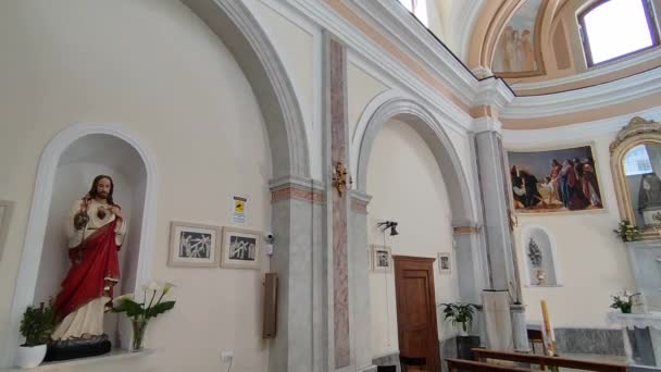 Ischia, Kampánie, Itálie - 13. května 2022: Interiérový přehled kostela Ducha svatého z 19. století v Corso Vittoria Colonna - Záběry, video