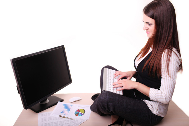 Geschäftsfrau arbeitet am PC im Büro  - Foto, Bild