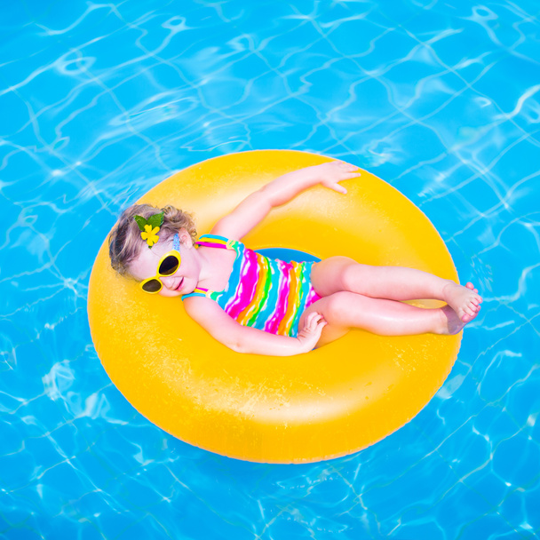 mała dziewczynka w basenie - Zdjęcie, obraz