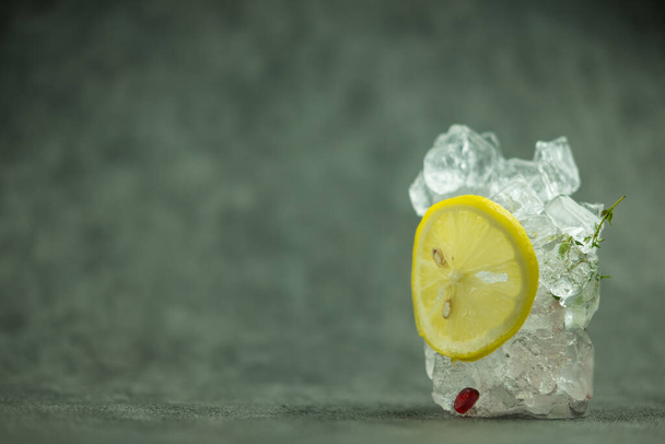 Buz küpünde dondurulmuş limon, yakın çekim. - Fotoğraf, Görsel