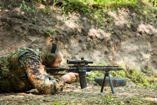 Egy ukrán katona portréja egy Ar-15-ös gépfegyverrel a kezében. - Fotó, kép