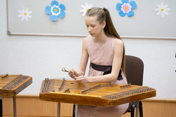 The girl plays the ethnic instrument dulcimer - Fotografie, Obrázek