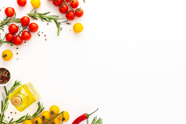 Желтый и красный помидоры, горячий перец, розмарин и специи на белом фоне, пищевой фон, вид сверху, копировальное пространство - Фото, изображение