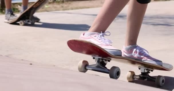 Mädchen fährt Skateboard. Extrem-Skaten und Weg zum Schulkonzept - Filmmaterial, Video