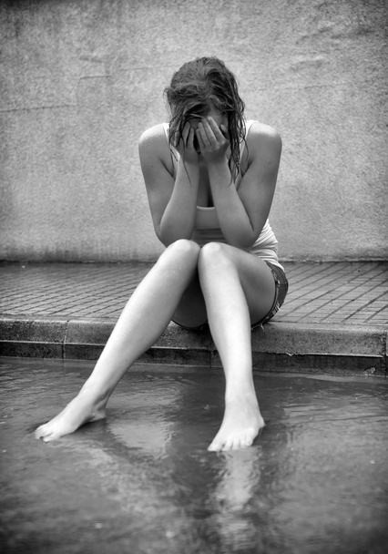 traurige Frau weint auf der Straße. Schwarz-Weiß-Foto. - Foto, Bild