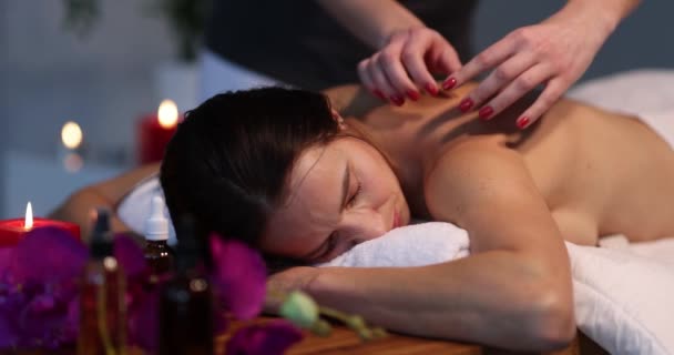 Розслаблена жінка отримує масаж в оздоровчому центрі. Концепція послуг масажиста
 - Кадри, відео