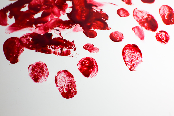 Red Bloody Fingerabdrücke auf dem weißen Hintergrund. Horror und Tatortkonzept. Halloween-Postkarte. - Foto, Bild