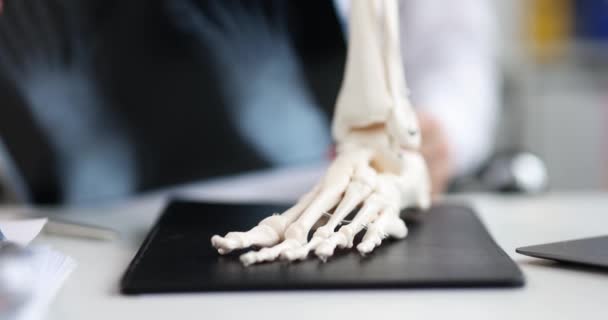 Traumatolog hodnotí rentgeny nohou. Symptomy a koncepce léčby kosterních chodidel - Záběry, video