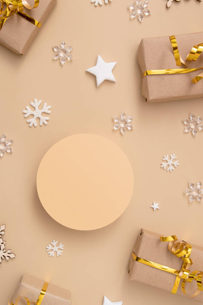 Podium of sokkel model voor cosmetica in de kerst of nieuwjaar decoraties bovenaanzicht op pastel beige achtergrond. - Foto, afbeelding