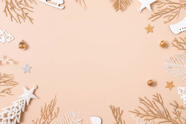 christmas or new year frame composition. christmas decorations in gold colors on pastel beige background with empty copy space for greeting. - Foto, Imagem