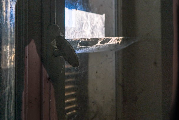 окна с занавесками и паутиной в большом заброшенном доме. Высокое качество фото - Фото, изображение