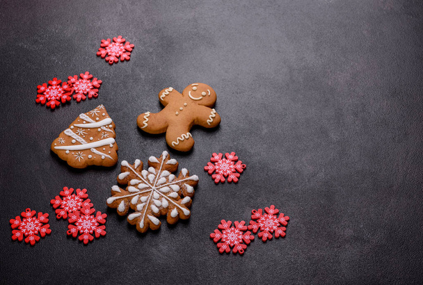 Pan de jengibre de Navidad. Deliciosas galletas de jengibre con miel, jengibre y canela. Composición de invierno - Foto, Imagen