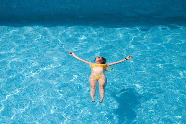 felső nézet a nő úszó medence - Fotó, kép
