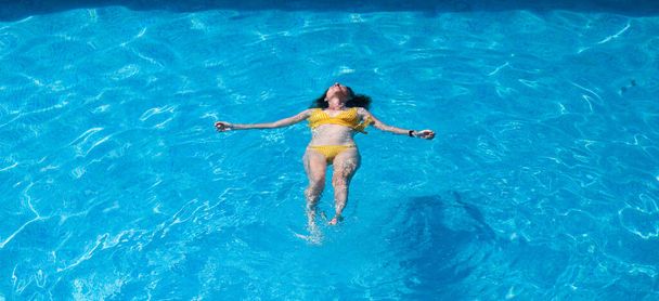 widok z góry kobieta pływające w basenie - Zdjęcie, obraz