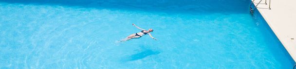 felső nézet a nő úszó medence - Fotó, kép