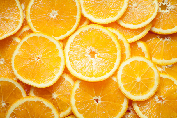 オレンジのスライスの画像を閉じます。オレンジの背景. - 写真・画像