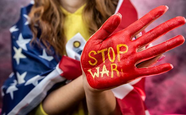 naisten käsin maalattu punainen ei lopeta sotaa iskulauseena rauhan koko maailmassa. Rauhan käsite Ei sotaa - Valokuva, kuva