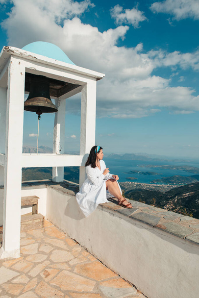 woman traveler in white dress looking of Lefkada island landscape panoramic view Greece - Foto, afbeelding