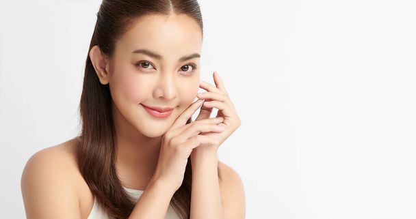 Schöne junge asiatische Frau mit sauberer, frischer Haut auf weißem Hintergrund, Gesichtspflege, Gesichtsbehandlung, Kosmetologie, Schönheit und Wellness, asiatische Frauenporträt. - Foto, Bild