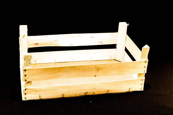 деревянный ящик на черном фоне - Фото, изображение