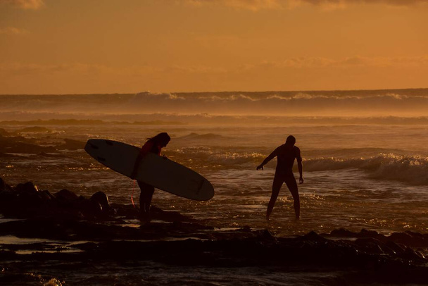 hommes avec planches de surf sur la plage - Photo, image