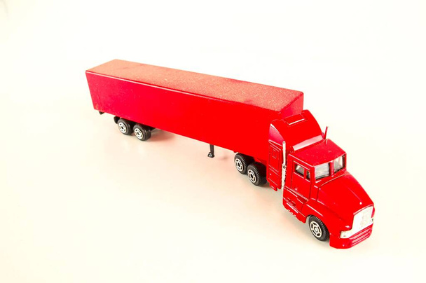 rood speelgoed vrachtwagen op witte achtergrond - Foto, afbeelding