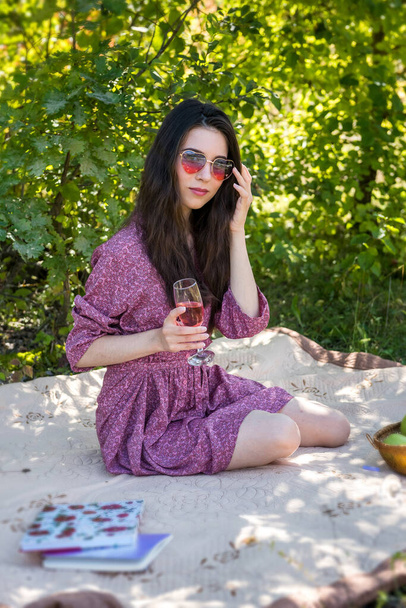 vrouw ontspannen buiten het nemen van een laag wijn, zomer tijd - Foto, afbeelding