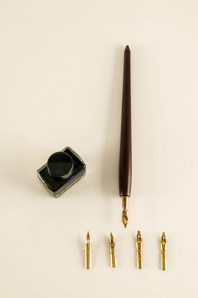 stylos et stylos à encre et plume sur fond blanc - Photo, image