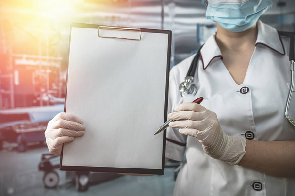 női orvos fehér köpenyben egyenruha mutatja üres vágódeszka írni rekord beteg diagnózis modern szoba klinika - Fotó, kép
