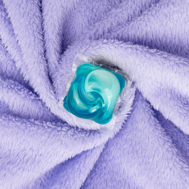 Капсула для мытья геля на текстильном фоне - Фото, изображение