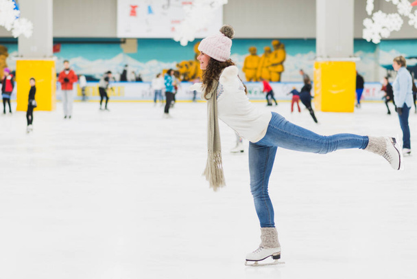вид збоку жінка катається на ковзанах одна нога
 - Фото, зображення