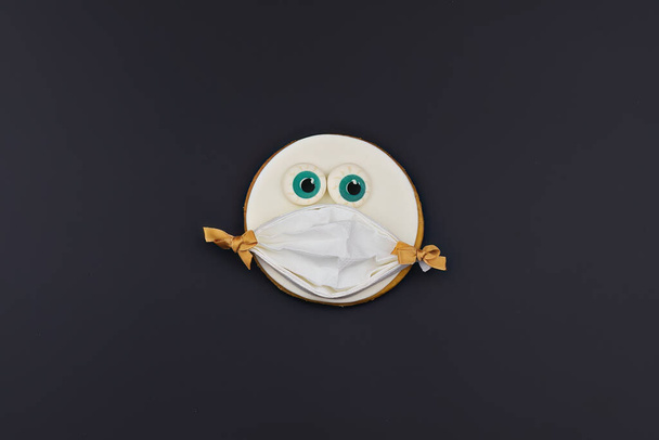 Jack Skellingtons spettrale divertente faccia biscotto fatto a mano con grandi occhi su sfondo nero. Decorazioni e dolcetti di Halloween - Foto, immagini