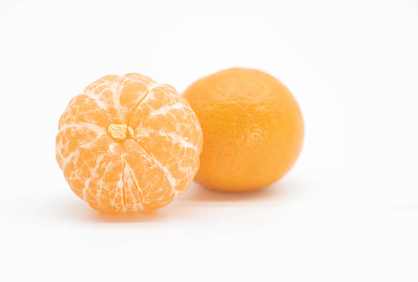 kamala nebo mandarinka izolované na bílém pozadí, - Fotografie, Obrázek