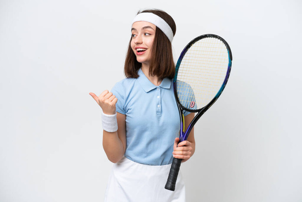 Giovane tennista ucraina donna isolata su sfondo bianco che punta verso il lato per presentare un prodotto - Foto, immagini
