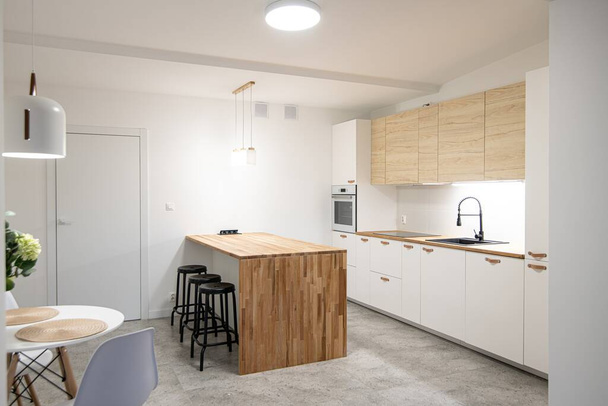 Moderno appartamento cucina con bancone e tre sgabelli da bar - Foto, immagini