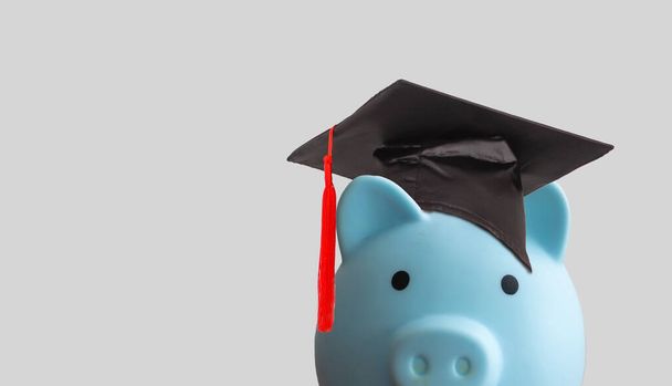 Hucha con gorra de graduación, educación financiera de negocios ahorrando dinero concepto de beca. Foto de alta calidad - Foto, Imagen