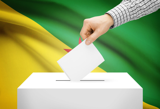 Concept - urne avec drapeau national sur fond - Français Guyane de vote - Photo, image